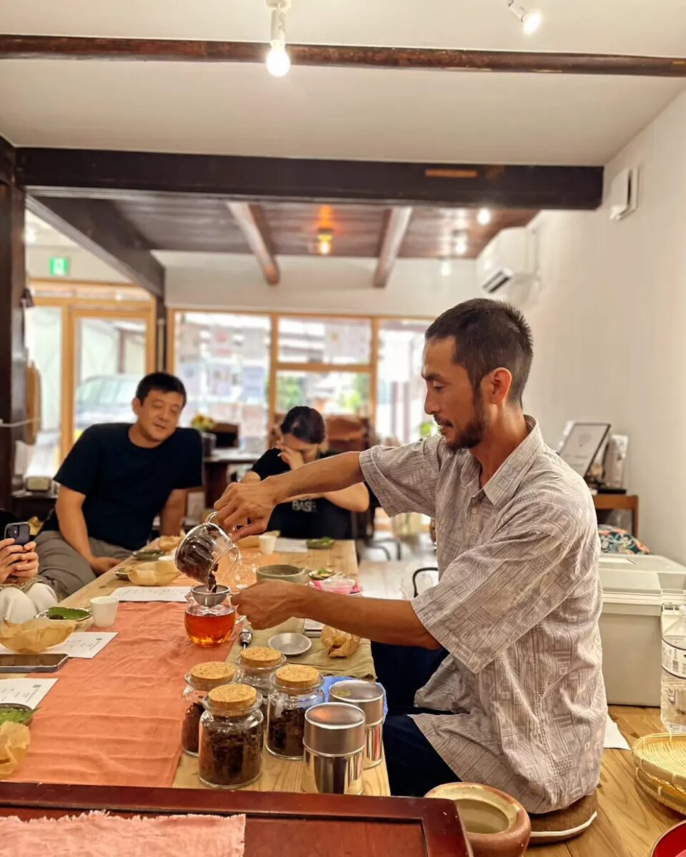 試飲会でお茶を注ぐ様子